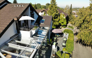 Hotel von oben mit Terrasse